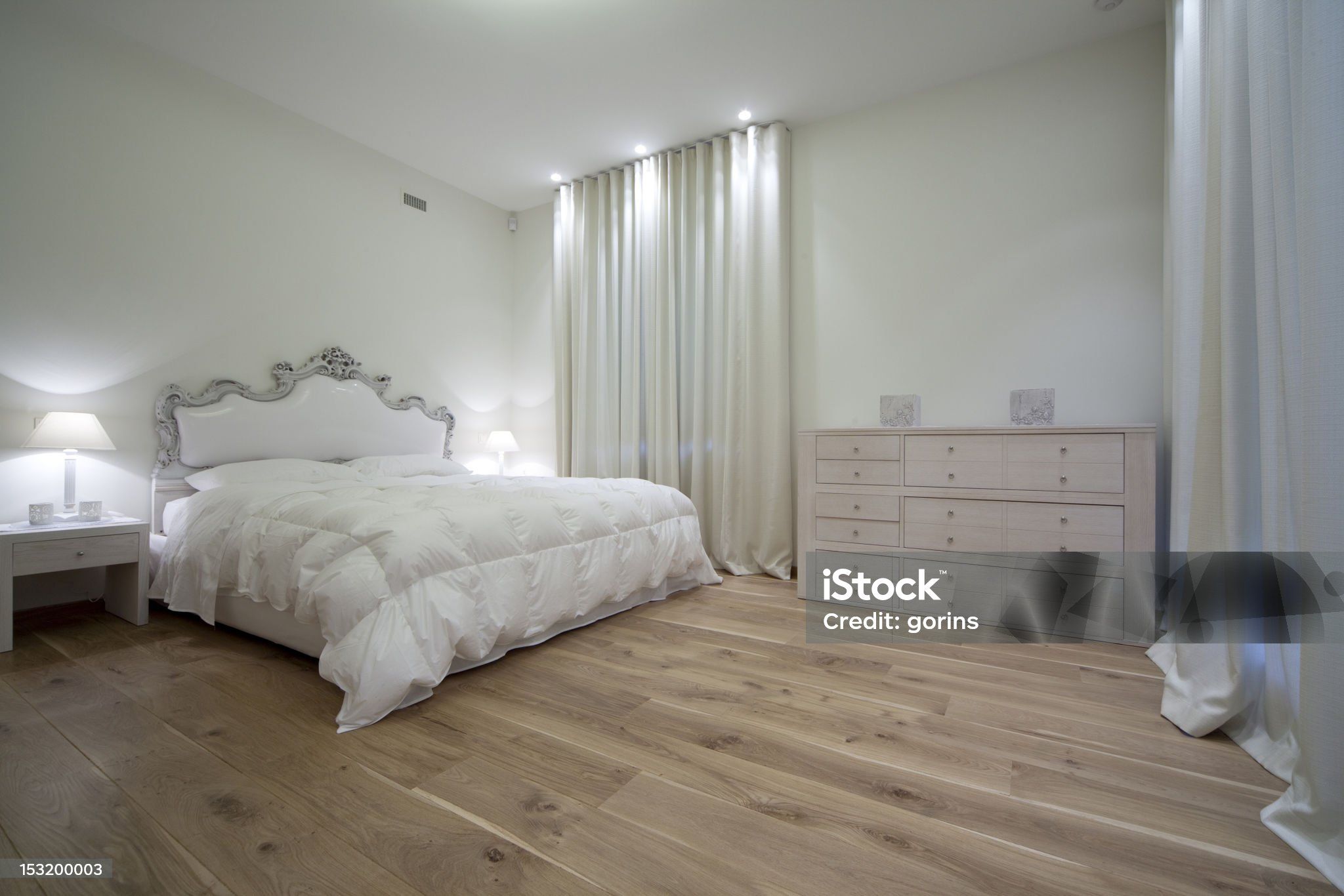 Interior of bright modern bedroom Chambre à coucher avec parquet en chêne blanchi